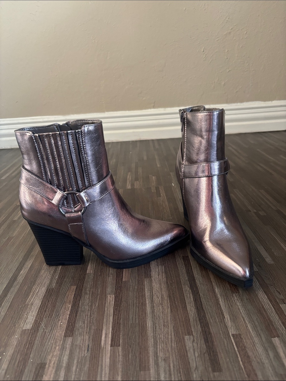 BCBGeneration Cassidy metallic pewter/silver Harness Western Women’s Booties
